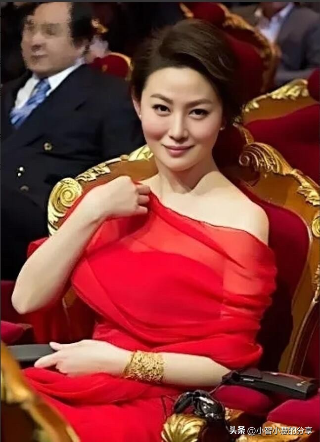 不愧是曾经的最美潘金莲，50多岁了还这么美，有颜有身材有情商，这气质真...