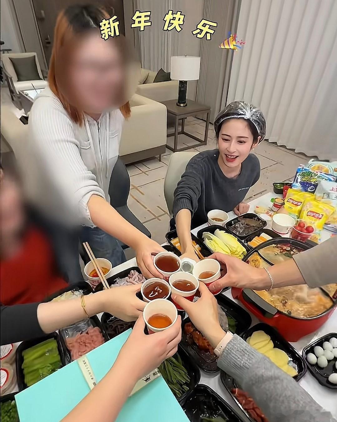 颖儿请团队吃火锅，怕头发沾味戴头套，无名指婚戒引关注 ​