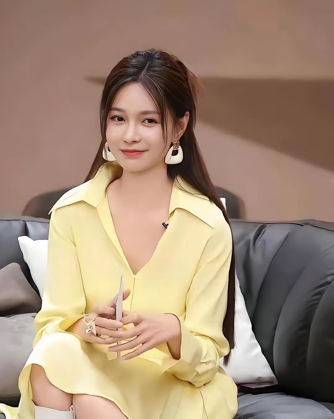 综艺里杜海涛突如其来抛出一个难题，当场问沈梦辰，能不能拿出三千万给自己母亲。

此话一出，全场瞬间安静。沈梦辰没有慌乱，直言三千万其实远远不够。可她并没有拿出钱财，而是给到婆婆三份无可替代的心意：每年抽时间陪婆婆出游，记牢婆婆穿旗袍的尺码，平日里也常常保持联络。

一晃八年过去，婆婆逢人就夸赞沈梦辰