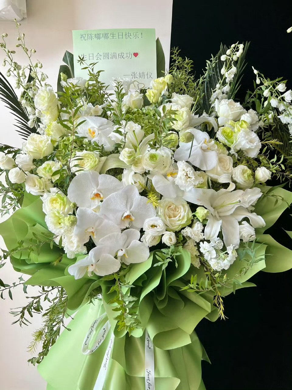 #张婧仪给陈都灵生日会送花篮##张婧仪叫陈都灵陈嘟嘟# 看到给生日会送的花篮了！花篮用了嘟嘟的应援色，还叫她“陈嘟嘟”，女孩们的互动太可爱了。也期待今天举办生日派对的陈都灵🎂！ ​