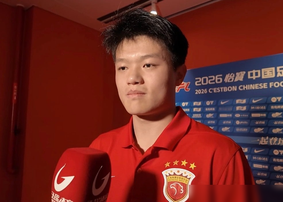武磊站上点球点，我直接转身往回跑。杨希这话，狂得没边了。
海港2比1青岛海牛，他助攻武磊扳平，又造了个点球。全场最高分。一个右后卫，干了边锋的活。
穆斯卡特之前就点过他，说表现太好会拉高期待，压力自己扛。结果这赛季24场，23场首发，场均84分钟，2球3助攻。
从青岛西海岸的防守工兵，到海港进
