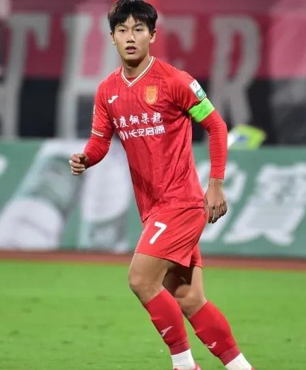 昨晚亚运男足打泰国，依木兰、向余望、蒯纪闻一起首发，这进攻配置一看就有想法。
依木兰中场传球确实有东西，向余望门前那一下也灵，蒯纪闻冲起来是真带劲。三个人凑一块，前场明显活了，最后3:0拿下，晋级四强。
说实话，看这批年轻人踢球，比看某些闷平局舒服多了，至少敢往前打。
你们昨晚看这场了吗，觉得谁表现