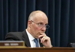 美国众议院对华委员会主席穆勒纳尔声称，中国一面拒绝让本国AI实验室合法购买急需的美国技术，一面允许其通过“非法途径”获取相关资源。信息很明确：中国铁了心要与美国的AI技术栈脱钩。穆勒纳尔声称，美国要堵住云服务漏洞，并进一步限制中国获取美国及盟友的先进半导体制造技术。 看见此
这番话最有意思的地方，其