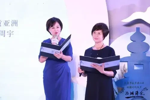 刚刚得知敬大姐离去的消息，心里久久不能平静。
回想我们共事的这些年，在央视一同走过无数个日夜。敬大姐温和、从容，对待工作始终认真严谨。当年接手《谢谢了，我的家》第二季的时候，我心里多少有些忐忑，正是敬大姐给予我很多鼓励。平日里见面，我总是亲切地唤她一声敬大姐。
岁月匆匆，故人远去。敬大姐，一路走好。
那些温暖的回忆，我们会永远铭记于心。#敬一丹
#敬大姐一路走好