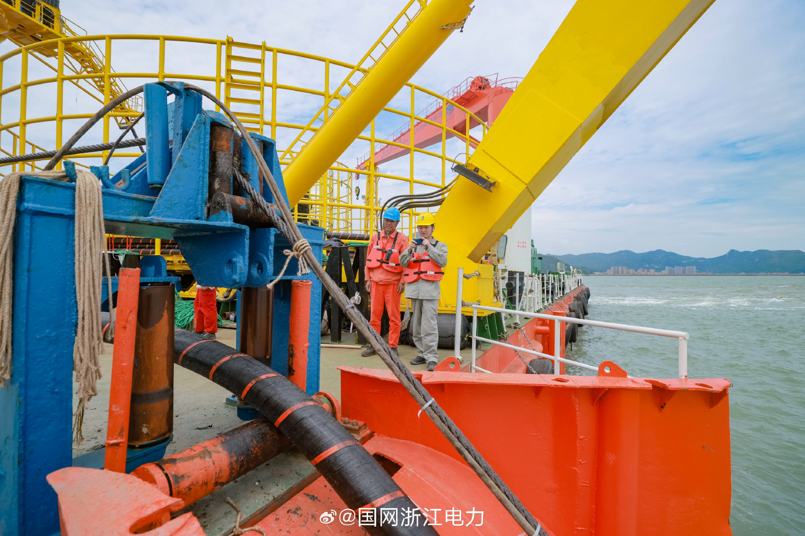 #浙江电力快讯#【跨海巡缆守海岛 筑牢供电生命线】10月16日，线路运维人员来到温州市洞头区大门岛，开展海底电缆专项特巡，细致排查海域环境风险，全力保障辖区电网安全稳定运行。 ​