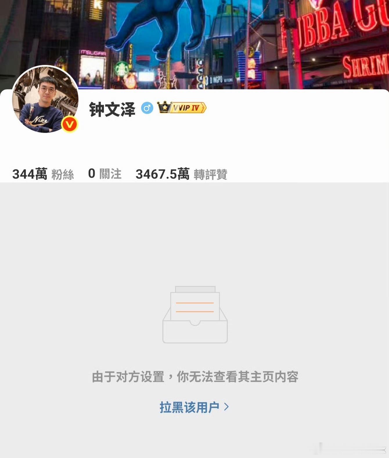 早！周末有点忙，没关注iPhone Duo。昨晚看了下，确实有点魔幻了。

先是周末iPhone Duo跌破了发行价，这应该是行业首次。没有哪台顶级旗舰发布就破价的，更不要说苹果的旗舰产品。

然后才是请博主拿iPhone Duo对比小米 18Fold？同时还给小米 18Fold贴了张第三方的膜？

这也是第一次，苹果主动拿自己 ​