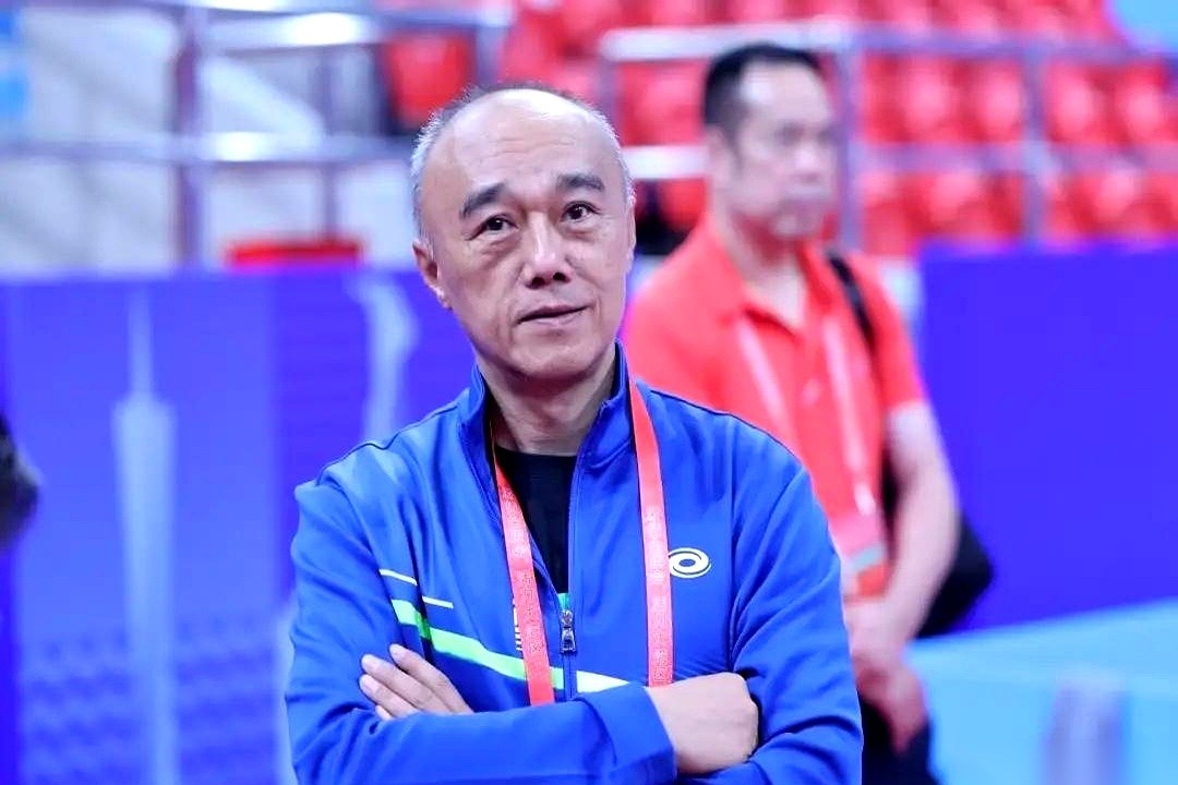 很多人并不知道，如今在赛场上让国乒头疼的张本一家，当年踏进日本乒乓圈的第一步，是前国手陈龙灿给引的路。
当年日本乒协两次把入籍材料递到陈龙灿手边，连带着票子、位子和一家人的后路全摆在明面上。陈龙灿两次把材料推了回去，在日本教满十年，拎起行李箱就回了四川老家。
而被他顺手拉了一把的张本宇，选择顺着那条