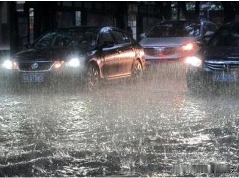 中央气象台继续发布暴雨蓝色预警。
 
蓝色是暴雨预警里面最低的一档，不代表雨势就一定温和，短时降雨猛起来，一样容易出状况。预报里标注的区域，接下来一天时间，会陆续迎来大雨，局部地方累积雨量能摸到暴雨标准，降雨的节奏不均匀，一阵急一阵缓，小时雨强上来的时候视线会快速变差。
 
很多人容易有误区，觉得蓝