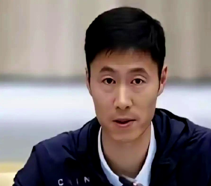 训练馆里只剩球砸台的闷响，马龙擦着汗盯签表，第二轮又是勒布伦。
林指导调出飞行里程记录，法兰克福打完隔三天飞新加坡，队医说膝盖压力预警，话没说完就被打断——“不考虑”。
旁边樊振东跟王楚钦对练，多球速度快得衣服能拧出水，间隙里只来得及对一句“退台早了半拍”。
想起十年前封集训两个月，把对手录像拆成帧