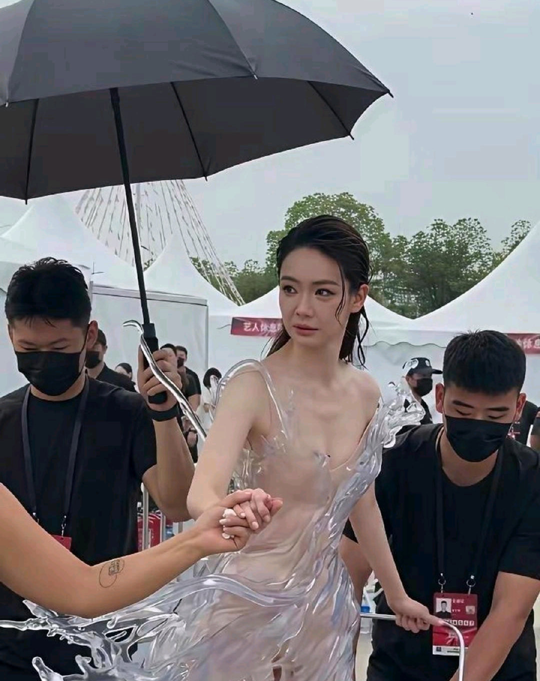 这是3D打印的裙子吗？戚薇也太大胆了，看到成片真的被惊艳到了。 ​