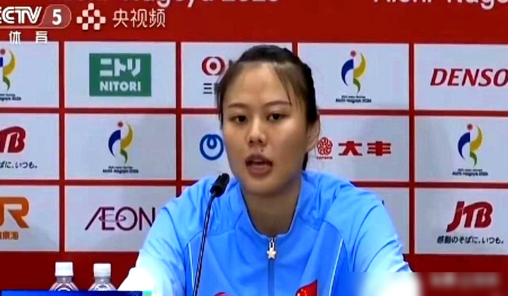 男篮MVP坐看台，女排队长直接甩了句只谈排球。
亚运会半决赛、决赛，镜头两次扫到贺希宁。他腰伤复发，没进大名单，留在名古屋康复，顺道看球。票是龚翔宇给的。他之前vlog里原话：女排6号是我朋友，奥运冠军，我非常崇拜她。
一个97年的CBA常规赛MVP，一个97年的女排队长。集训同住一个园区，楼上