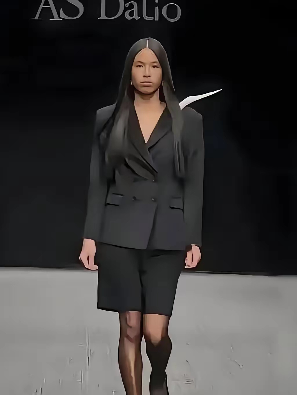 当年被全网嘲“最丑星二代”的张庭女儿，如今站上T台：真正高级的，从来不是脸
听说巴黎时装周的T台上，出现了一位东方面孔的小姑娘——小麦色肌肤，带着清冷的厌世感，身高足有一米七多，一身高定礼服往台上一站，外国摄影师追着拍个不停，还喊她“东方黑天鹅”。网传她就是张庭的女儿林希曈。
不少人或许都忘了，
