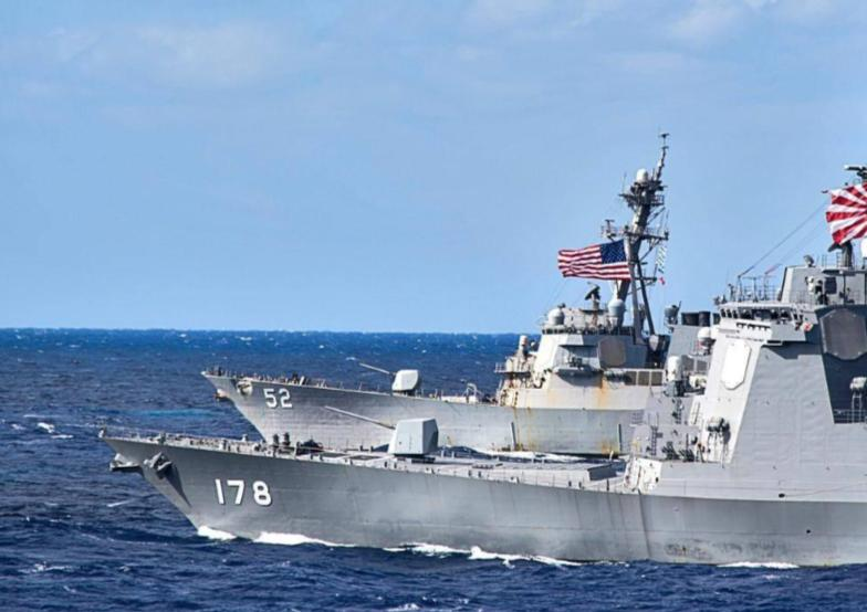 美国这次下了一步极其歹毒的棋。近 6 万兵力在西南诸岛摆开阵势，看似美日联手威慑台海，实则是美军把日本死死按在了 &34;肉盾&34; 的位置上。

把无人反舰导弹架在离台湾 110 公里的与那国岛，美军自己却只出 1.2 万人躲在二线，逼着日本掏出 4.5 万家底顶在最前面，只可惜高市早苗还以为抱住了真大腿。