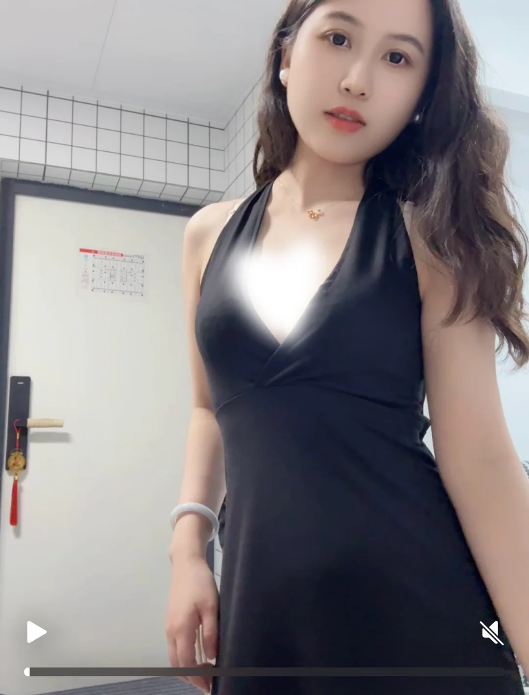 出！黑色v领挂脖连衣裙 后背交叉
