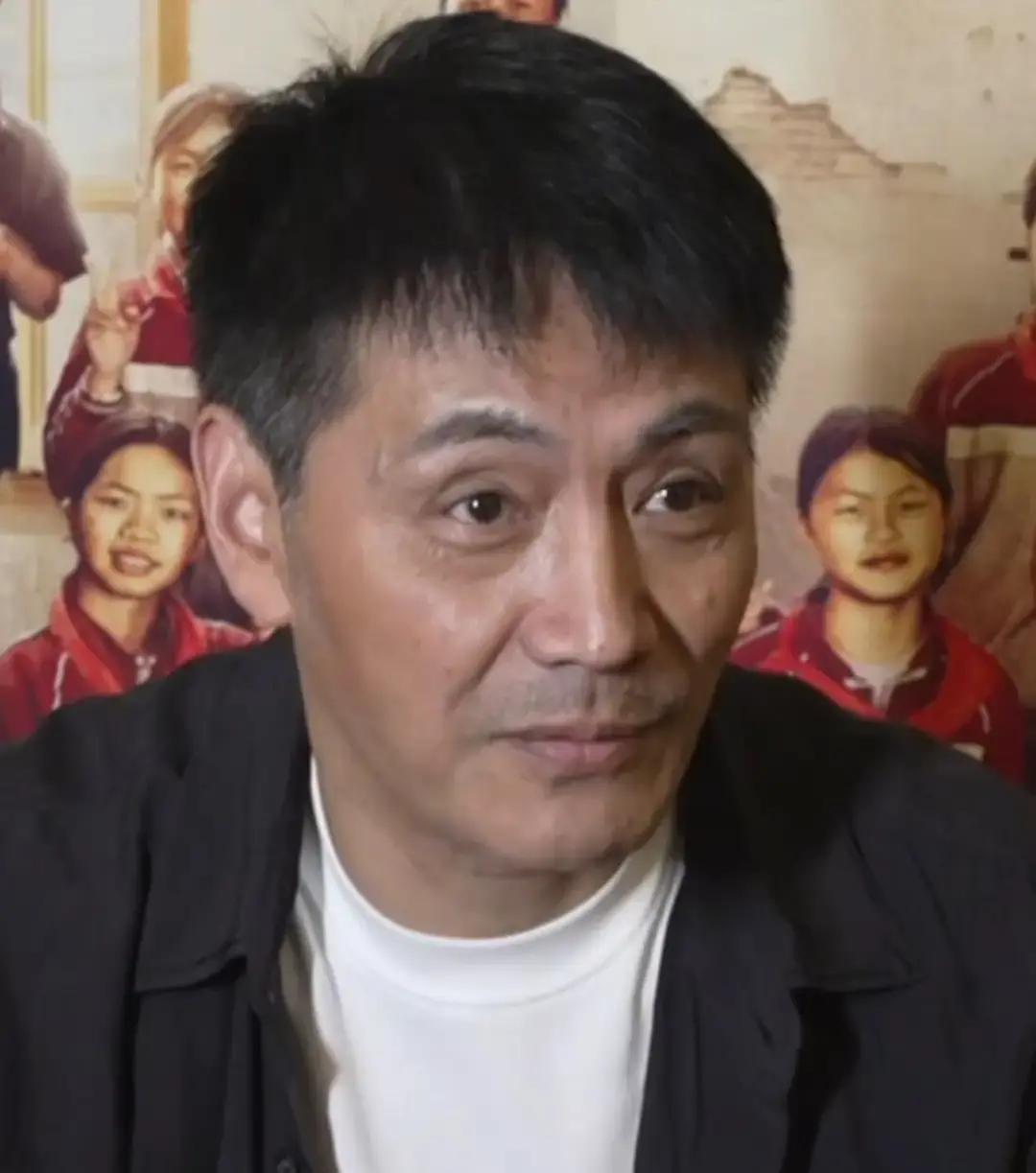 硬汉邵兵当年直接在镜头前开怼，说最烦那种把人逼到墙角、硬挤眼泪的苦情戏。
这话算是扯下了不少文艺片的遮羞布。
现在很多片子，巴不得把全天下的倒霉事全堆在一个角色头上：绝症、家暴、欠债、车祸，背景音乐一响，就差直接拿洋葱往观众眼睛上抹了。
谁的生活不是一地鸡毛？
平时上班挨训、回家面对柴米油盐