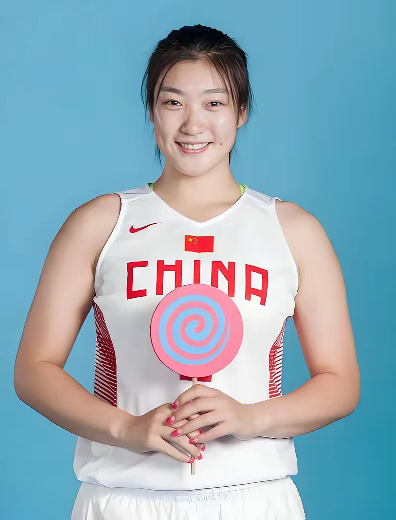 现役中国女篮六虎： 一、李月汝，26岁，身高201cm 二、韩旭，25...