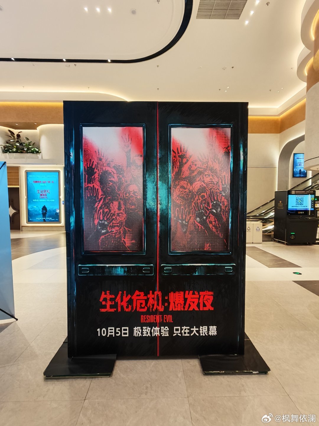 《生化危机：爆发夜》还不错的！男主只是一个普通的闪送小哥，没有超能力没有军事素质（漂亮国人均会使用木仓不算），纵然满心恐惧、身负感染，他依旧咬牙坚守使命，绝境中不曾放弃，这份普通人迸发的坚毅格外动人。电影是一个独立的故事，除了【浣熊市】和【umbrella】以外跟游戏不能说毫不相关只能说 ​