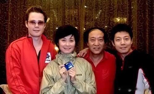 刚才有朋友问敬一丹告别仪式上，央视主持人几乎都来了，为啥没见到撒贝宁呢。
​当年在央视，敬一丹和撒贝宁一起搭档节目，师徒情谊很深。敬一丹一直很看好撒贝宁，当年也给过他不少提点和帮助。

很多人会觉得，关系这么好理应到场送别，但悼念本就不该只看是否到场。有人亲临现场鞠躬告别，也有人会用敬献花圈、心底怀