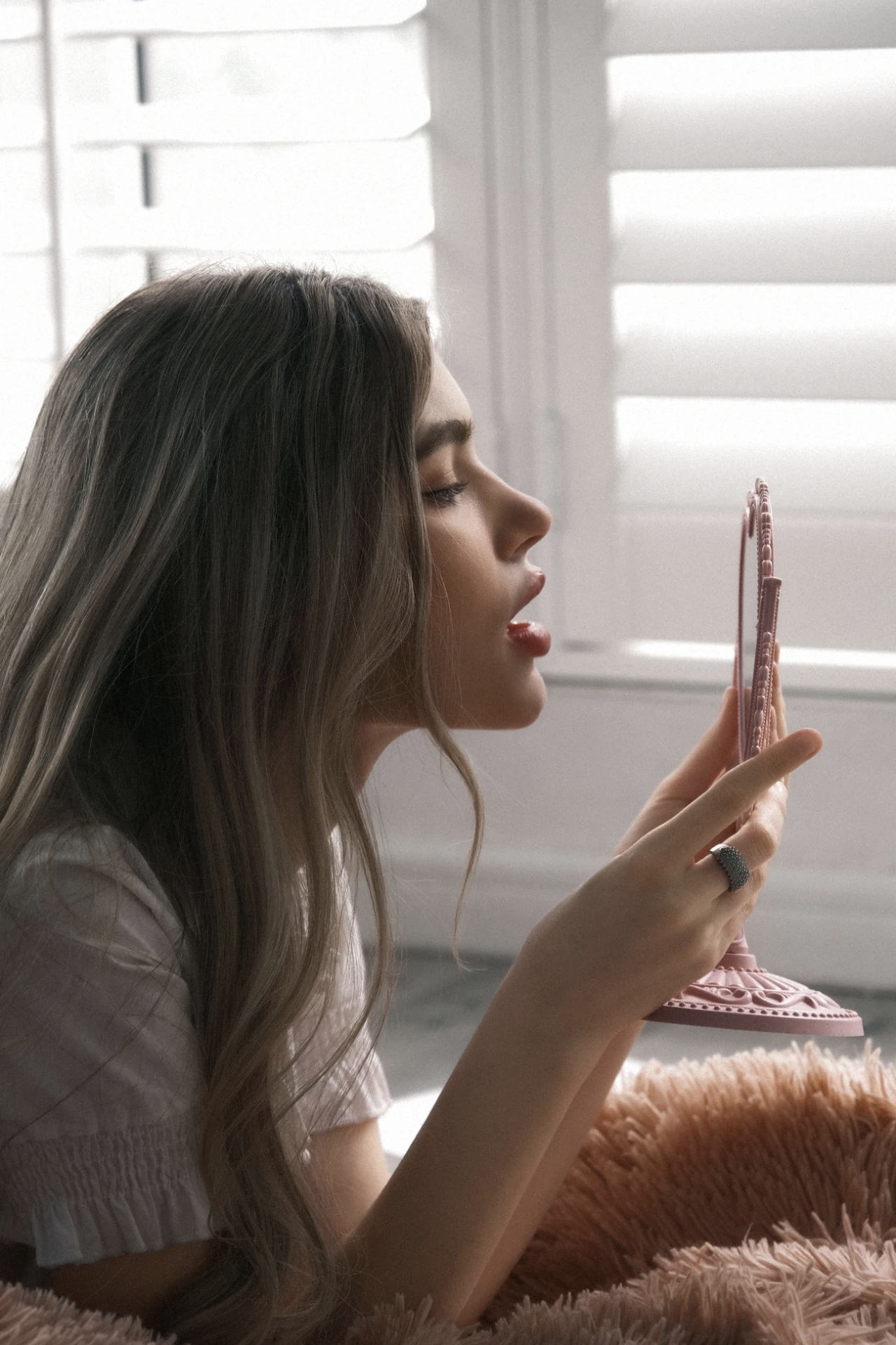 阳光透过窗户洒下，宛如温柔滤镜，为居家的欧美美女增添了几分浪漫。她身着...