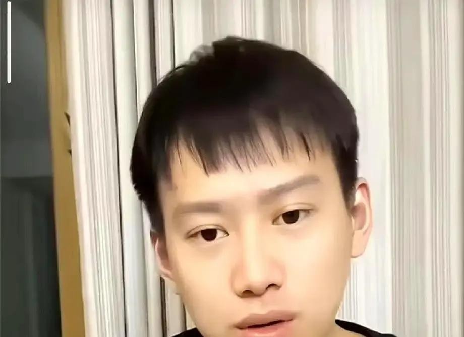 国乒的圈子里从来不缺天才，但前国手周雨最近评价王楚钦的一番话，算是把竞技体育最残酷的底裤给扒了下来

大家都以为周雨会顺着大流猛夸这小子的天赋，结果人家根本没按套路出牌

刚进一队那会儿，王楚钦的反手确实惊艳，用圈内人的话说就是老天爷追着喂饭吃

可周雨紧接着话锋一转，直言不讳地指出他的正手完全是靠