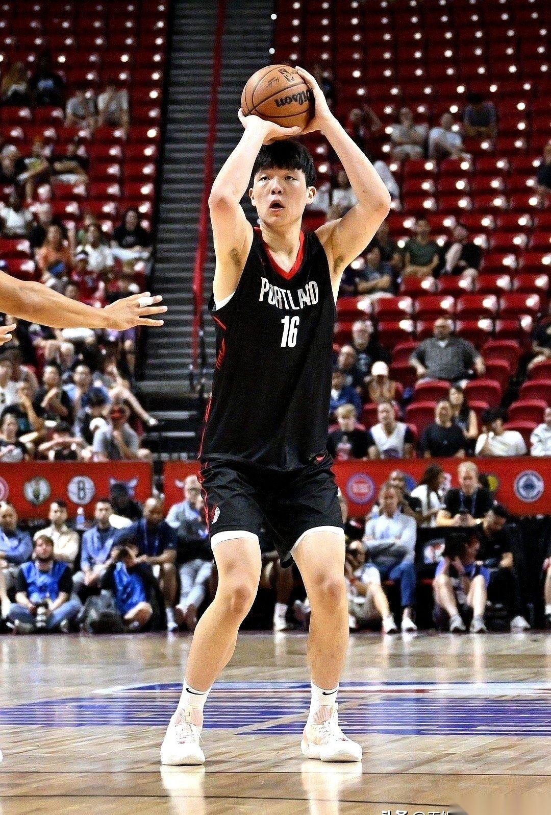 杨瀚森的G3，上场时间定格在了50秒。 教练从战术板上抬起头，冲他喊了...