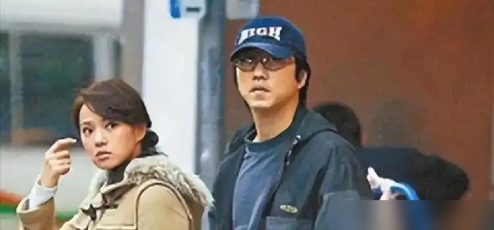 恩利直播直接跟伊能静告状，说庾澄庆已读不回他消息。
亲儿子发信息，当爹的连个表情都懒得回。更扎心的是，恩利参加的活动，庾澄庆压根没关心过。这爹当得跟个陌生人似的。
伊能静听完，笑着替前夫打圆场，说他可能太忙了、没看到。换你，儿子眼巴巴等回复，你忙到连一秒都抽不出来？你信吗？
可你真以为这对母子