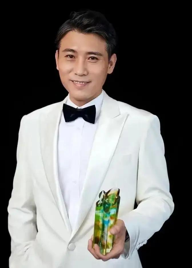 1997年，王千源开了一家饭馆，李乃文和赵春阳去吃饭，吃完后，赵春阳擦擦嘴就走，李乃文问：“你不给钱吗？”
 
赵春阳头也没回，摆摆手。“记我账上。”他说着就推门出去了。
 
李乃文皱了皱眉，从兜里掏出十块钱，放在油腻的木头桌面上。王千源正擦旁边桌子，看了一眼钱，又看了一眼李春阳的背影。“他就那样。