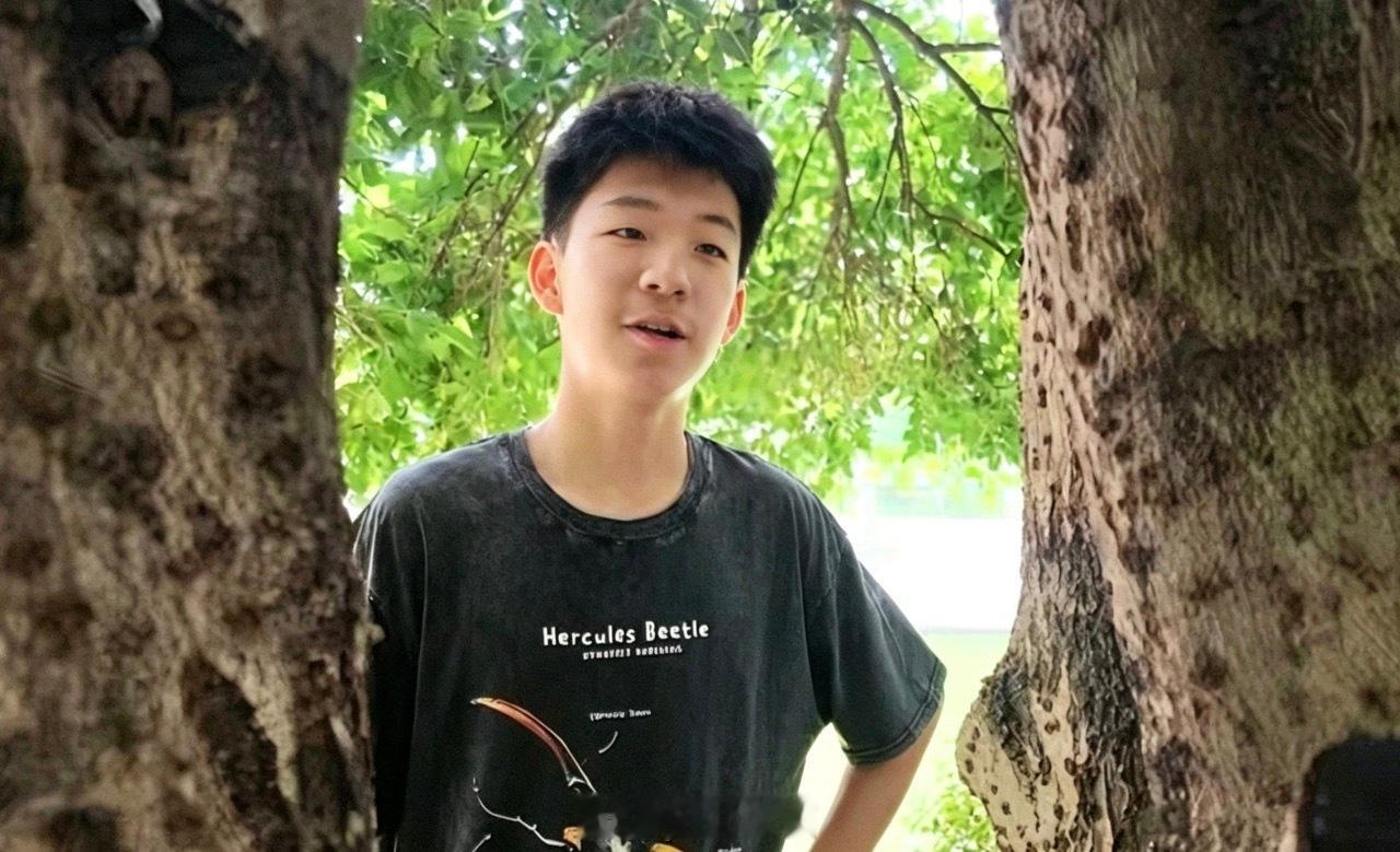 【“少年法布尔”，是如何炼成的？】  清晨的宁波爱心公园，薄雾还未散去...
