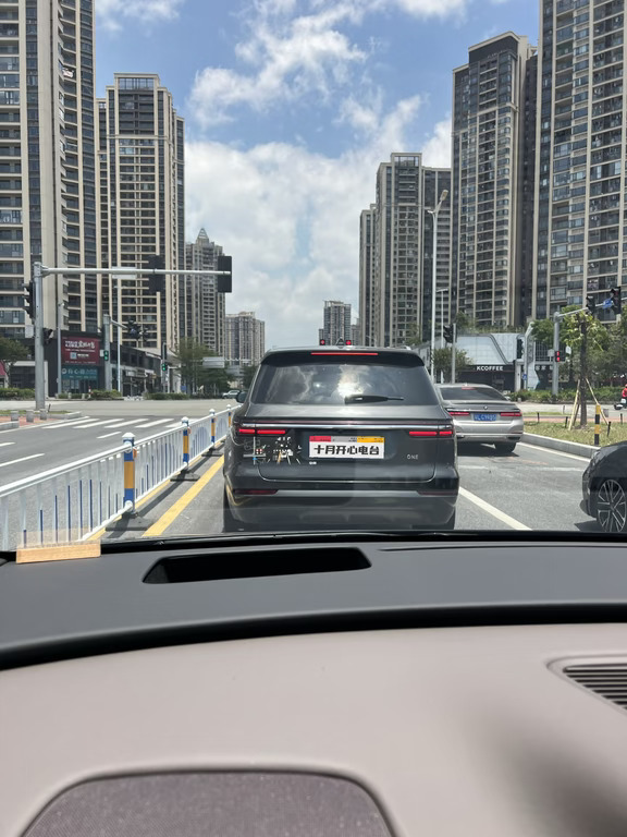 每天通勤路上，总会遇到一台理想ONE