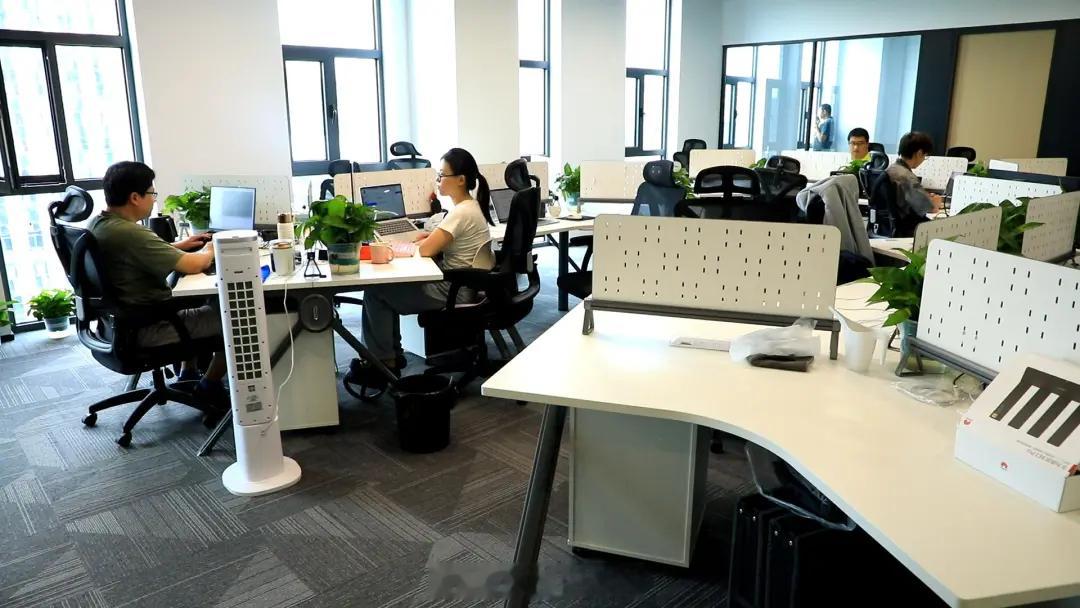 【市级孵化器赋能！门头沟AI产业集群加速成型】今年6月，中关村（京西）人工智能科技园AI Work创新汇获评北京市科技型企业孵化器。作为园区专业化孵化平台，AI Work创新汇面向人工智能创新主体，提供办公空间、算力资源、创业辅导、投融资对接等一站式服务，推动各类创新要素向门头沟加速集聚，为地区 ​
