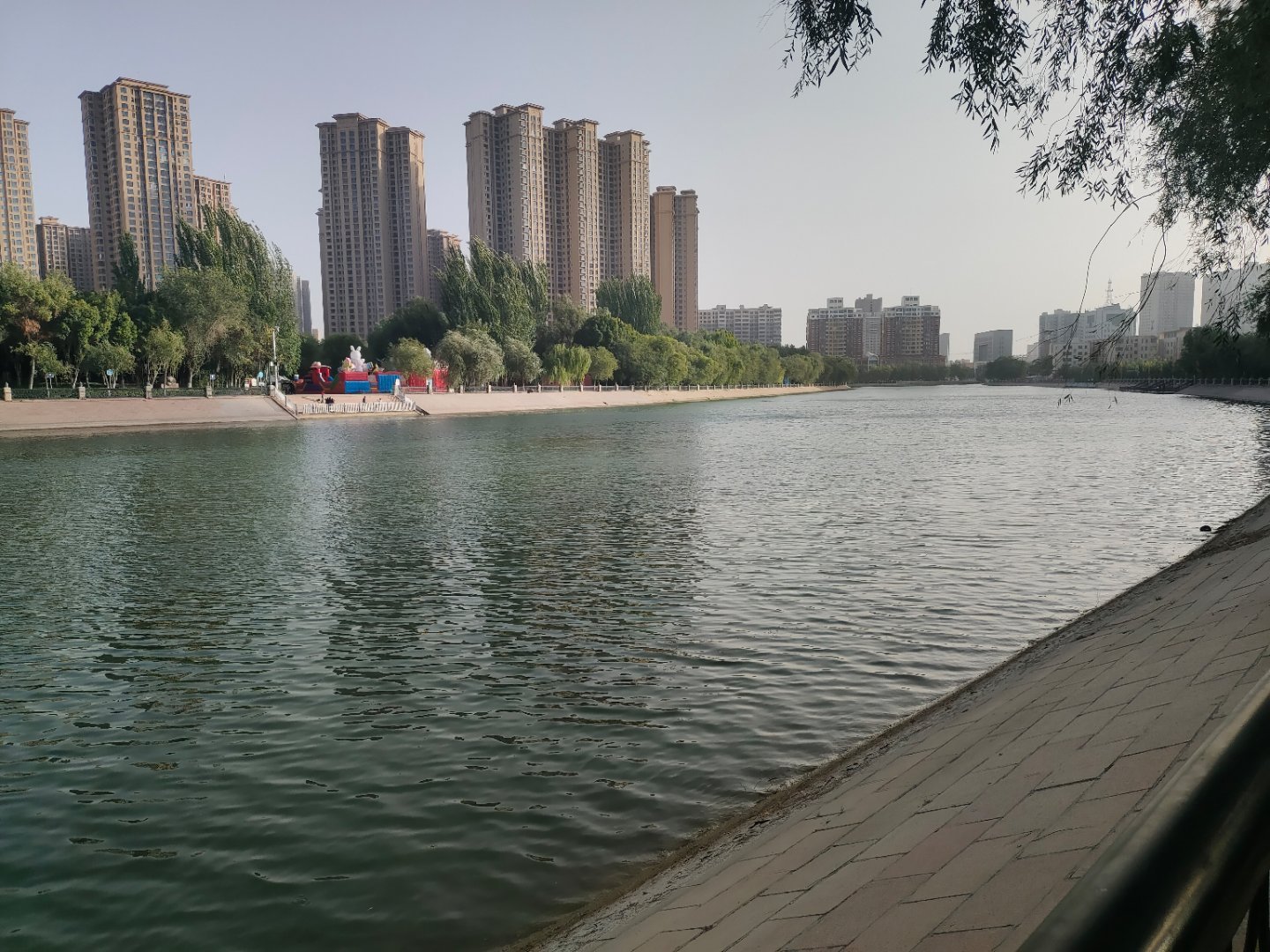#湖南把班主任和职称硬挂钩#最近身体也出现了问题，吃饭时，拿筷子的手一直抖。给学生上课时，我的语言出现了混乱，语言比我的表达出现了滞后。
这是我无法接受的，一个教师，无法用语言表达书本知识，学生用吃惊的眼神望着我，我频繁地表达错误，把张三喊成李四，把李四叫成赵五。学生哄堂大笑。
我只 ​