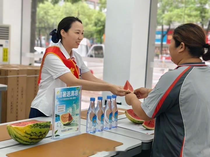 #联通好服务 用心为客户#【酷暑送清凉，驿站暖人心】盛夏骄阳，持续高温给户外工作者带来严峻“烤”验。中国联通在湖南邵阳持续开启夏日清凉服务，为环卫工人、快递骑手等户外工作者撑起一片“绿荫”。
营业厅持续备足冰镇西瓜、瓶装饮用水等防暑物资，免费向环卫工人、快递骑手、外卖配送员等户外工作 ​