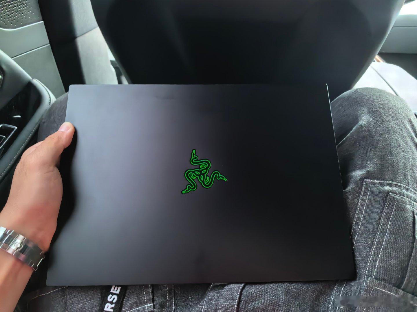 每次带雷蛇出门都觉得自己很酷
macbook暗黑版的做工确实屌

以前我觉得它贵但实际上并不是
现在的14寸游戏本一个赛一个的贵
天选14air和惠普slim 14也都一万多
更不用说幻14啥的了[拜拜]
这么看雷蛇的性价比还可以
现在二手的9K附近 ​