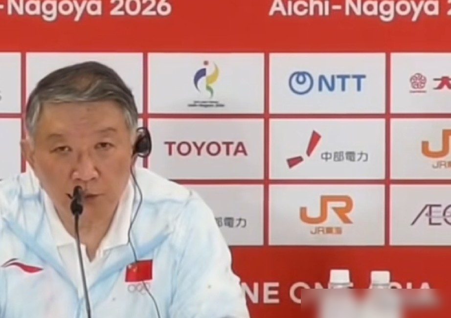 中国女篮爆冷输给韩国，全网都在骂宫鲁鸣瞎了眼，放着李梦、杨力维不用。
其实真相根本不是战术失误，而是一场残酷的底牌大洗牌。
李梦的膝盖早就吃不消了，常年高强度连轴转，攒下一身的伤。而杨力维、张茹这些95黄金一代被拿掉，是宫鲁鸣咬着牙拍板的。为了2028年洛杉矶奥运会，现在必须硬推毫无经验的年轻人