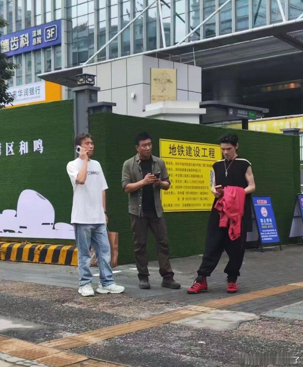 偶遇胡军李乃文陪向佐购物🛍️，三个大男人逛街有意思[酷] ​