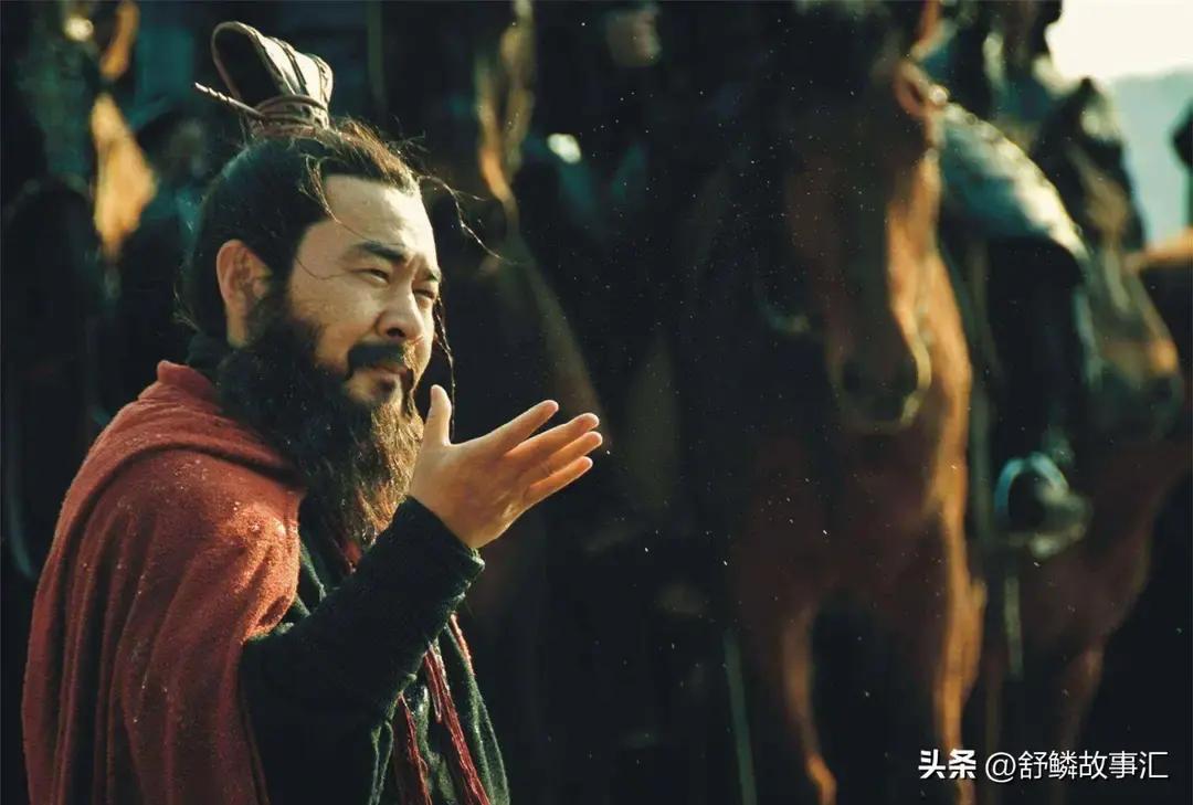 曹操这个人再坏，也没有杀汉献帝。他的儿子曹丕，也没有杀汉献帝，而是禅让完后，将其贬为山阳公，汉献帝做山阳公后，还活了几十年，妻妾成群，子孙兴旺。再看看司马家族，江山是别人的，身无寸功。
 
许都的宫室不算华丽，但很干净。刘协坐在案前，看着竹简上的字，半天没翻动一页。脚步声从殿外传来，不急不缓，是熟悉