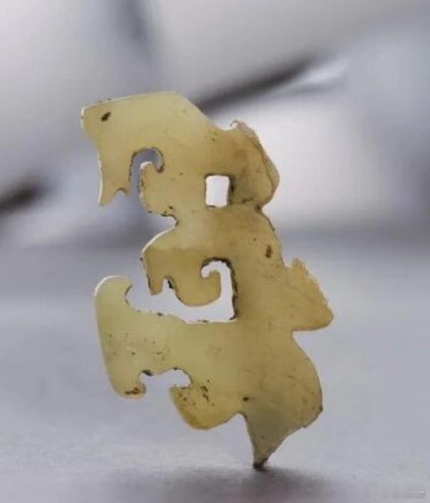 龙山文化的双龙组合冠饰，似乎和商代的龙凤人组合器有交集！ ​​​