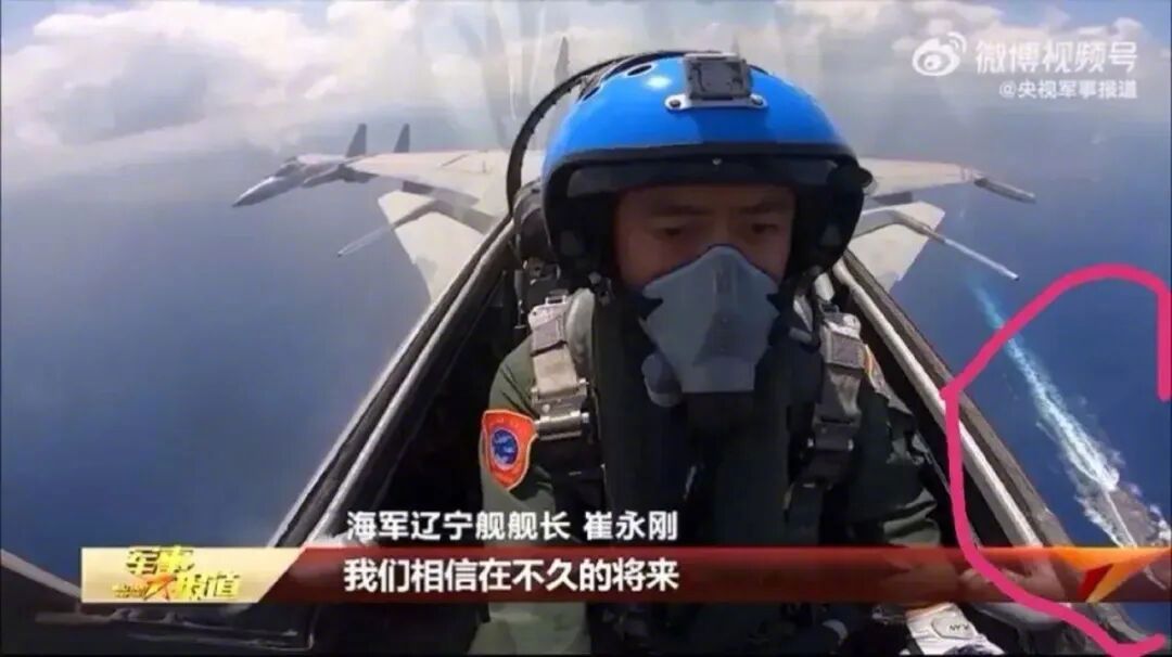 首次曝光！极为震撼！歼-15低空“骑脸”美驱逐舰

那是2021年4月3日～4月4日，我国航母“辽宁”舰编队从宫古海峡前出进入西太平洋，这期间美军“马斯廷”号驱逐舰对“辽宁”舰进行了追踪。#烽火问鼎计划# 

“辽宁”舰在对抗中起飞了歼-15舰载机，飞越美国“伯克”级导弹驱逐舰。对美国军舰进行了近距 ​