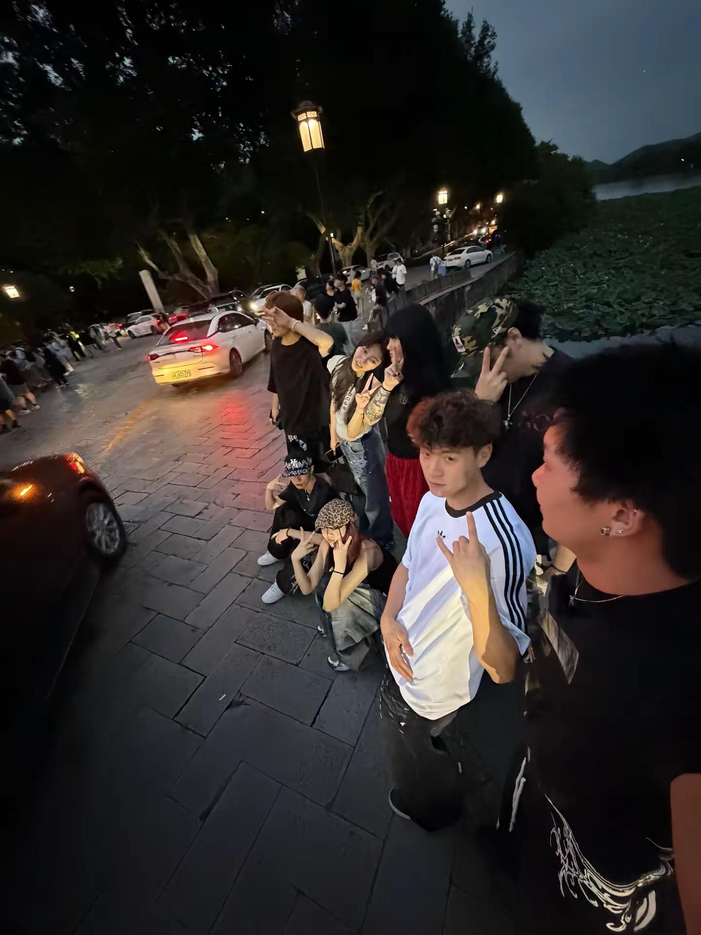 黄子韬 三场结束🔚，汗水与泪水交织，有幸站在韬哥身边起舞，灯光落满身，青春不留遗憾，也感谢大家的相遇！新的起点！下次见🎊黄子韬 黄子韬演唱会 伴舞