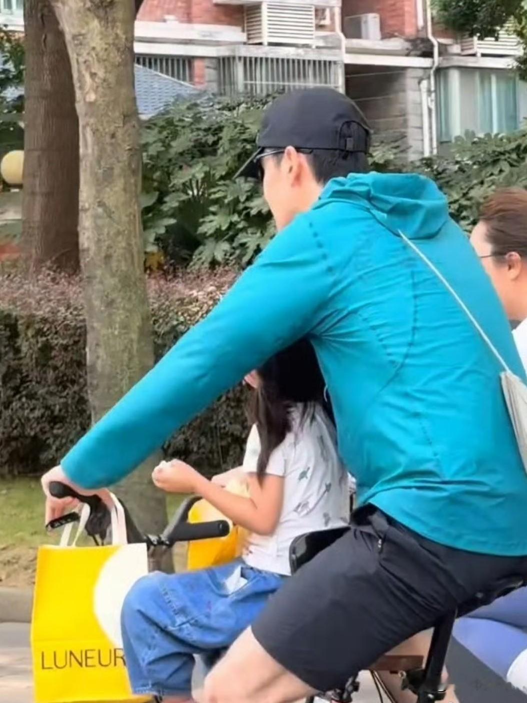 9月26日，上海街头，网友偶遇胡歌一家三口骑行出行🚲
 
胡歌骑着折叠自行车，3岁女儿小茉莉坐在车前梁，扎着马尾，模样软萌。一路上他全程用手护住孩子的脸部，刻意避开镜头，不愿女儿的正脸暴露在公众视野里。
 
妻子黄曦宁骑着粉色折叠车并肩同行，一身简单白卫衣搭配瑜伽裤，打扮朴素低调，没有明星家属的架子