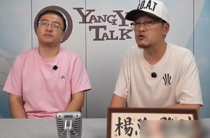 杨毅就差报身份证号了，点名要看杨瀚森站五、胡金秋站四、王俊杰或李弘权站三。三个两米一上下的往禁区一戳，他说这叫三座大山，原话是，看亚洲谁能推翻这道屏障。
说白了就是拿身高碾人，你亚洲球队内线普遍两米出头，我三个高点同时落位，篮板、护框、二次进攻全占便宜。胡金秋有中投能空切，杨瀚森能站高位发牌，锋线