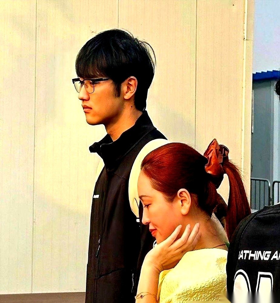 金莎带着孙丞潇去逛环球影城，男方被拍到的生图里露出了满脸的痘印和坑洼。
原本被粉丝捧上天的“奶狗天花板”，离了美颜滤镜直接变成了糙得像砂纸的路人甲。
俩人刚在海淀领完结婚证，接下来还要继续去录综艺和跑县城商演。
很多网友看到照片直接看愣了，评论区里全是炸锅的声音。大家总觉得，找个年轻的小老公，图的不