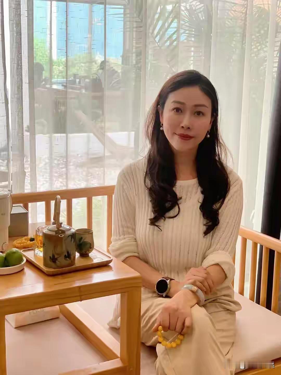 成熟少妇的魅力真的无法挡。就像街拍里看到的那位，棕黄色长发随风飘，头顶...