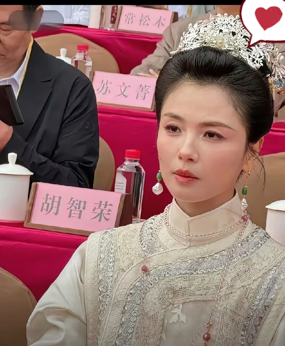 不少人说刘涛颧骨偏高，按传统面相说法自带距离感，可她当年演妈祖却慈悲温婉，完全没有违和感。我家懂点面相的奶奶点破玄机：她中庭偏短，中年也没过度暴瘦，面部线条一直圆润饱满，刚好中和了高颧骨的凌厉感，整个人灵气十足，和角色气场天然适配。