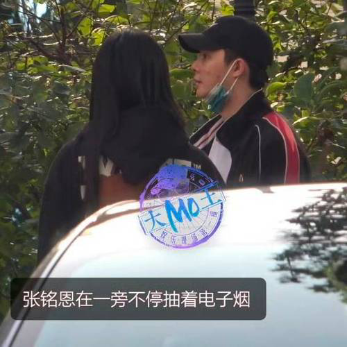昨天刚曝出的张铭恩街头起争执的事，今天就引发热议。说起来起因挺离谱，就因为他给女友拍的照片太丑，自己还不肯认，俩人直接在路边闹开了。网传视频里女方情绪激动，有两次跪地的举动，张铭恩全程站着没上前搀扶。他自己回应倒快，先认了违停的错，又说女方是撒娇耍赖，还自嘲给女友拍照是男人一生的课题，甚至晒出了那几