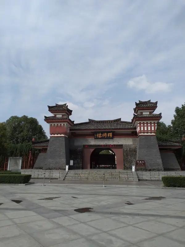 其实汉朝一开始是没有东汉西汉这个叫法的，都是后世史学家为了区分才硬拆的。
刘邦在长安定都建立的汉，传到第12代时出了王莽篡汉，改了新朝，中间断了15年。后来刘秀起兵把天下打回来，他自己是刘邦的九世孙，法理上也算汉室正统，直接延续了“汉”的国号，但定都选了东边的洛阳。
因为长安在西洛阳在东，后世就按都