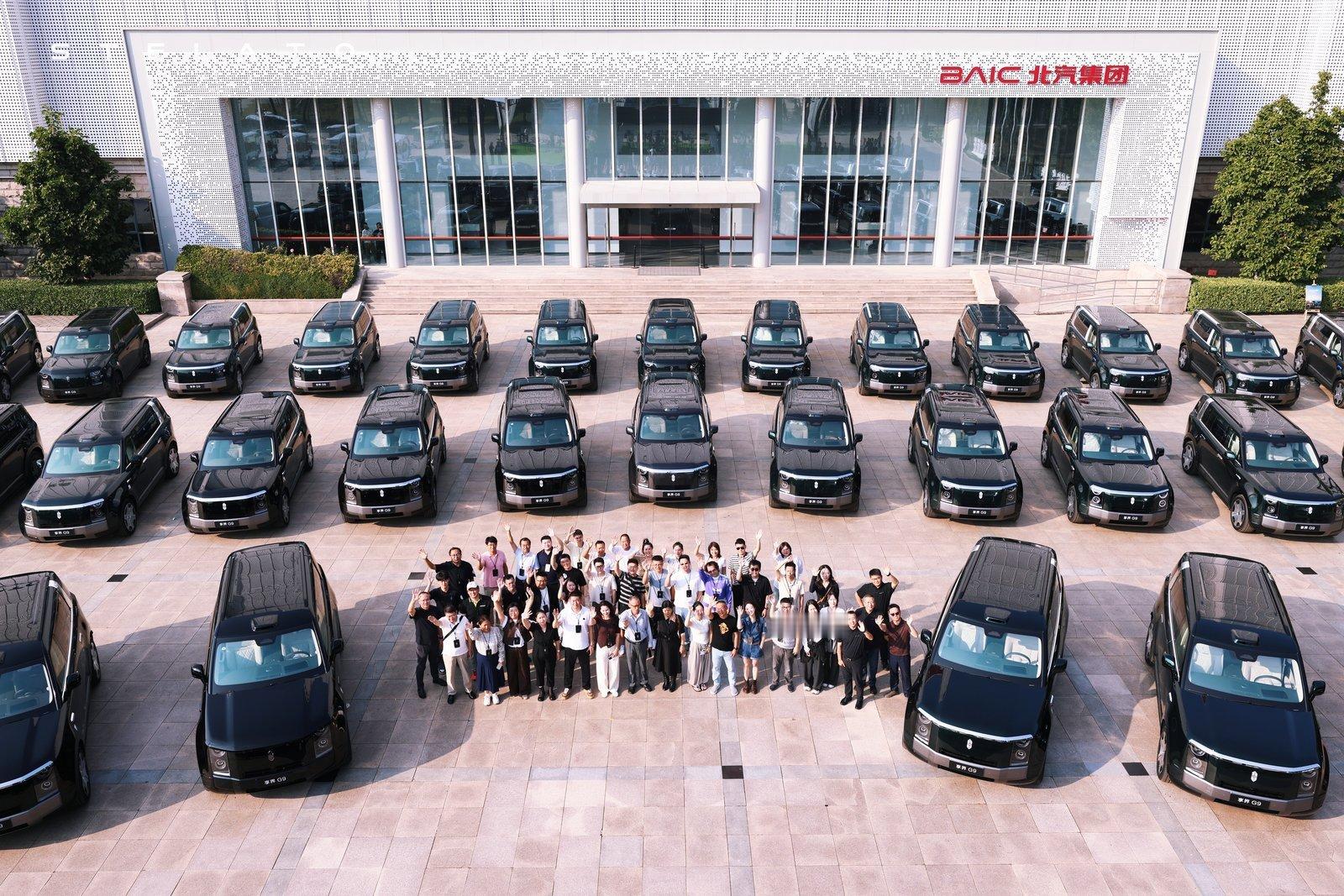 #北汽坚定与华为在一起做豪车#
北汽高管对外表明合作态度，将持续深化与华为的合作关系，共同探索高端汽车市场。车企与科技企业的强强联合，也成为国内新能源行业值得探讨的发展方向。#北汽高管表态坚定和华为在一起# ​