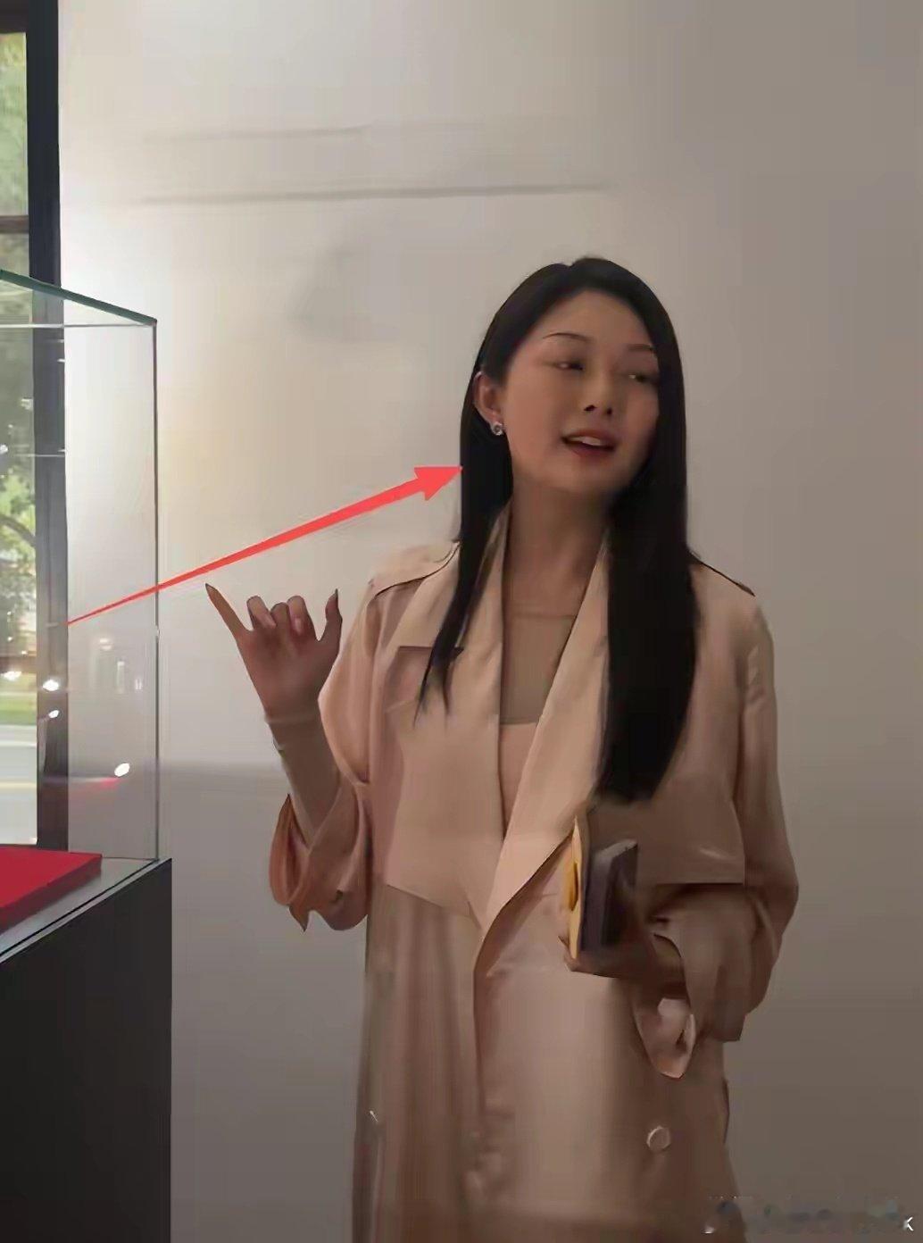 晚晚现身美术馆，脸肿发福还僵硬，穿自创真丝大衣配毛拖被嘲廉价 ​