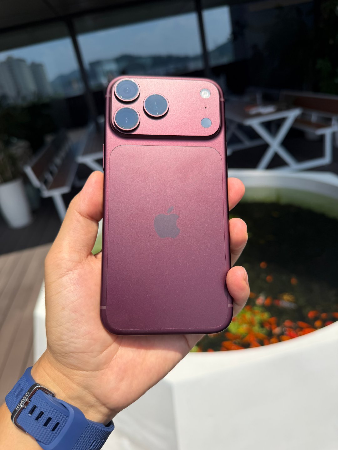iPhone 18 Pro Max 酒红色，很低调的红，大家看一下与上代的爱马仕橙iPhone17 Pro Max，哪个颜色更好看一点 ​