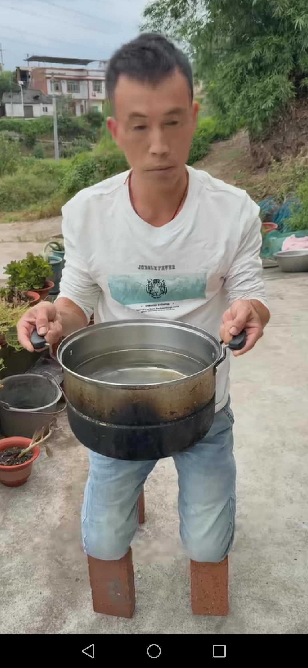 活该！出轨的下场！丈夫出轨情人，被妻子发现后，没吵没闹，提出两个条件，第一，离婚，第二跪砖头上端水。丈夫选择了跪砖端水，妻子问他，以后还敢不敢在外乱来不？丈夫：不敢了，以后在也不敢了。网友：一次教训，终身受用。